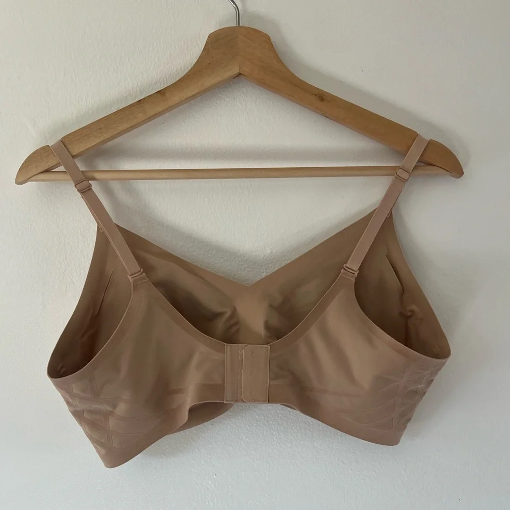 Two Honeylove Silhouette Wireless Seamless Bras‎ Black & Nude Size Large